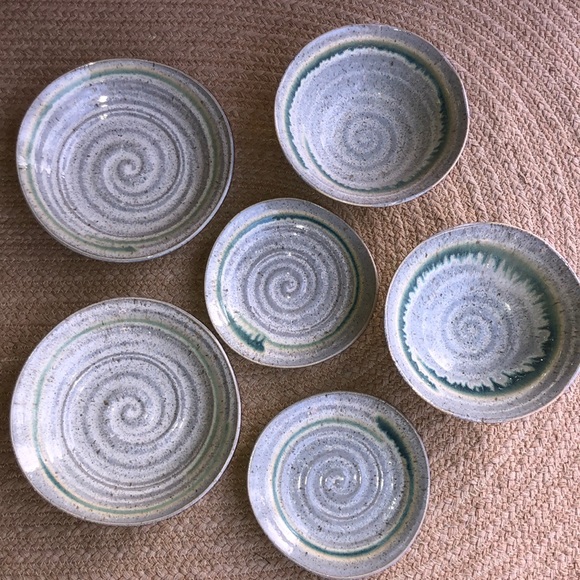 Six piece hand crafted art pottery. 2 bowls, 2 salad plates 2 dinner plates - Picture 1 of 6